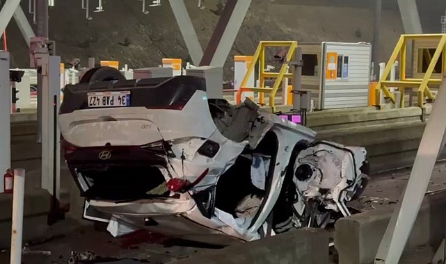 İstanbul - Pendik'te otomobil gişelere çarptı: 2 yaralı