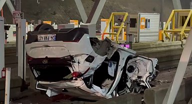 İstanbul - Pendik'te otomobil gişelere çarptı: 2 yaralı