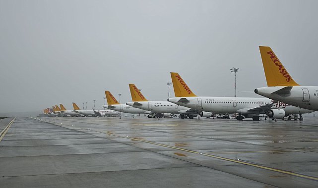 İstanbul - Sabiha Gökçen Havalimanı'nda uçuşlara yağmur engeli; 42 uçak divert etti