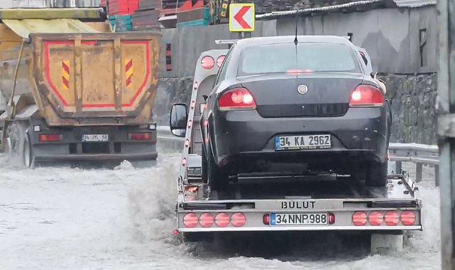 İstanbul - Sarıyer'de yollar göle döndü; sürücüler ilerlemekte güçlük çekti