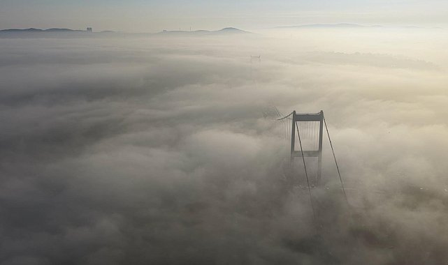 İstanbul - Sis içinde kalan Fatih Sultan Mehmet Köprüsü havadan görüntülendi
