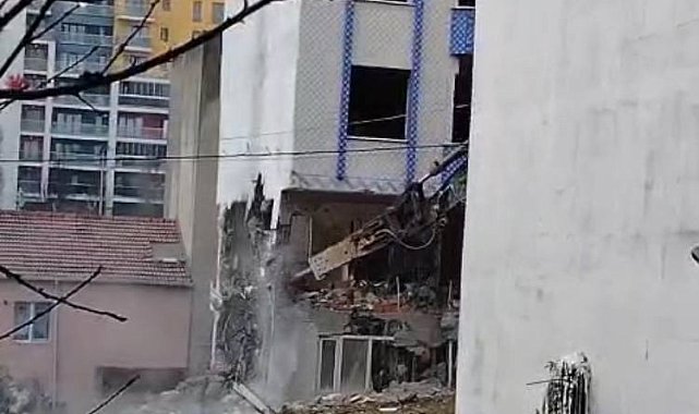 İstanbul - Sultangazi'de kentsel dönüşüm kapsamında apartman yıkıldı; yandaki binada hasar oluştu