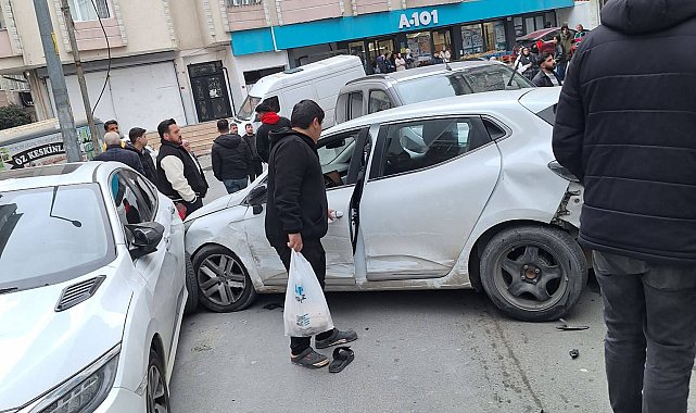 İstanbul- Sultangazi'de yol verme tartışmasında hafif ticari araç otomobile çarptı; kaza kamerada