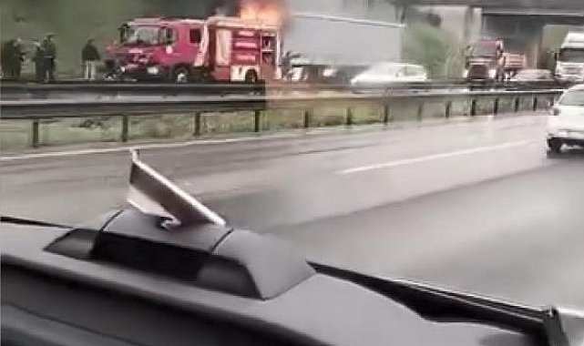 İstanbul - Tuzla TEM Otoyolu'nda TIR kupası alev alev yandı - 4 Aktüel görüntüyle geniş haber