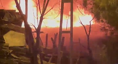 İstanbul - Tuzla'da 2 gecekondu alev alev yandı