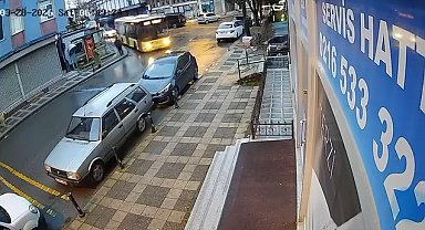 İstanbul- Ümraniye'de İETT otobüsü park halindeki otomobillere çarptı; kaza kamerada