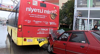 İstanbul - Ümraniye'de İETT otobüsüne çarpan otomobilin sürücüsü yaralandı
