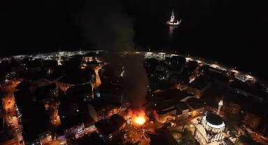 İstanbul - Üsküdar'da ahşap binada çıkan yangın bitişiğindeki metruk binaya sıçradı