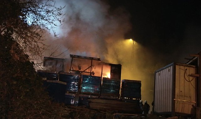 İstanbul - Üsküdar'da işçi konteyneri alev alev yandı