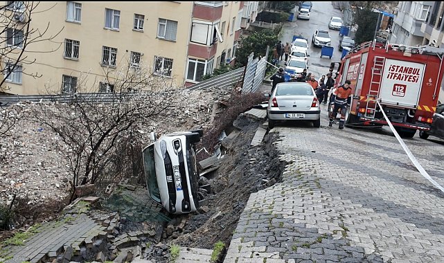 İstanbul - Üsküdar'da yağışın ardından yol çöktü; park halindeki otomobil çukura düştü