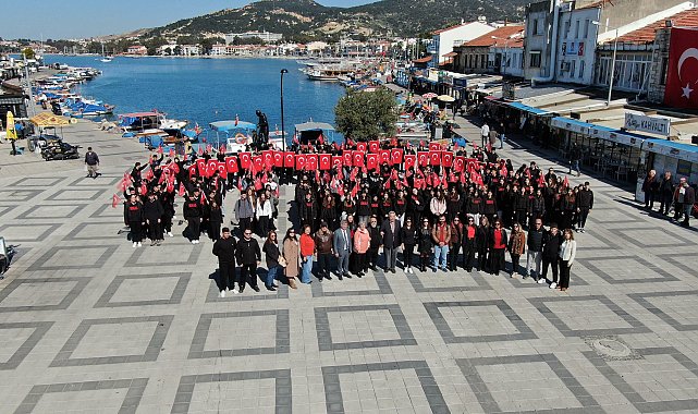 İstiklal Marşı'nın her kıtasını şehrin ayrı bir noktasında okudular