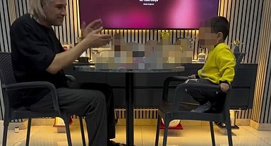 İzmir'de 3 yaşındaki çocuğunu alkol masasına oturtan baba gözaltına alındı