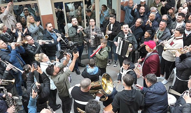 İzmir'de 'Arife Çalgısı' geleneği ile bayram coşkusu