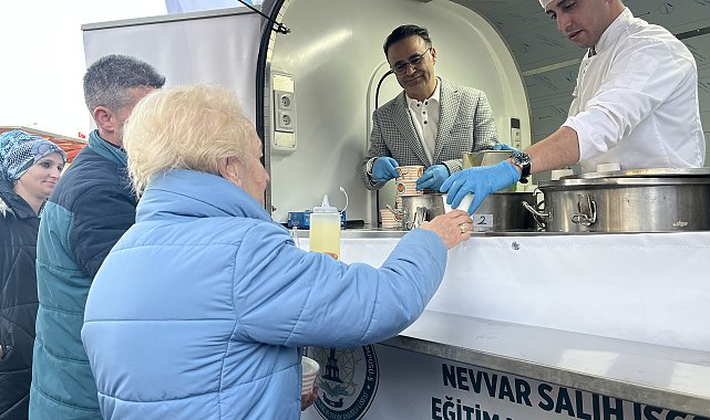 İzmir'de meslek lisesi öğrencilerinden kendi hazırladıkları yiyeceklerle bin kişilik iftar