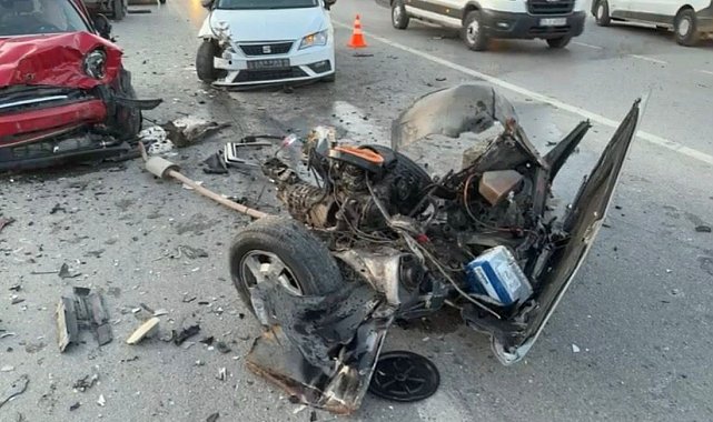 İzmir'de üç aracın karıştığı zincirleme kaza: 3 yaralı