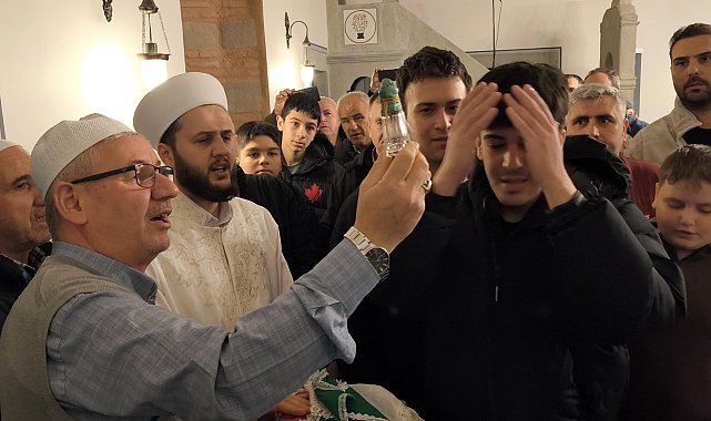 Kadir Gecesi'nde tarihi camide Sakal-ı Şerif ziyarete açıldı