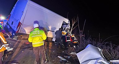 Kamyonet TIR'a arkadan çarptı: 2 ölü, 1 yaralı