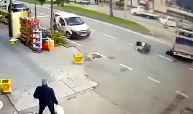 Kamyonete çarpan motosiklet sürücüsü hayatını kaybetti; kaza kamerada