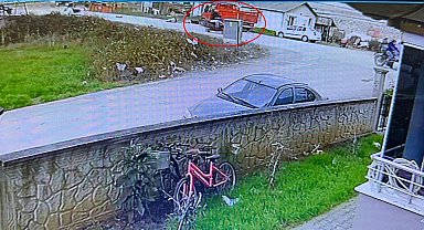 Kamyonetle çarpışan motosikletteki 2 kişi yaralandı; kaza anı kamerada