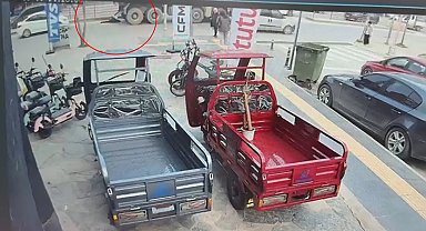 Kamyonun altında kalan yaya öldü; kaza kamerada