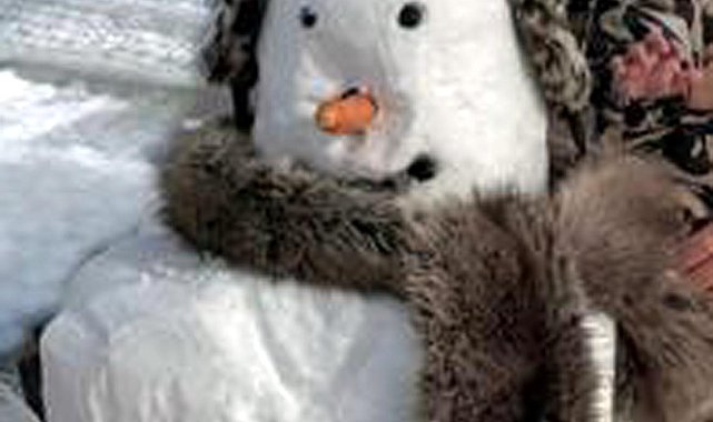 Kardan adam yapıp, başına kalpak taktılar