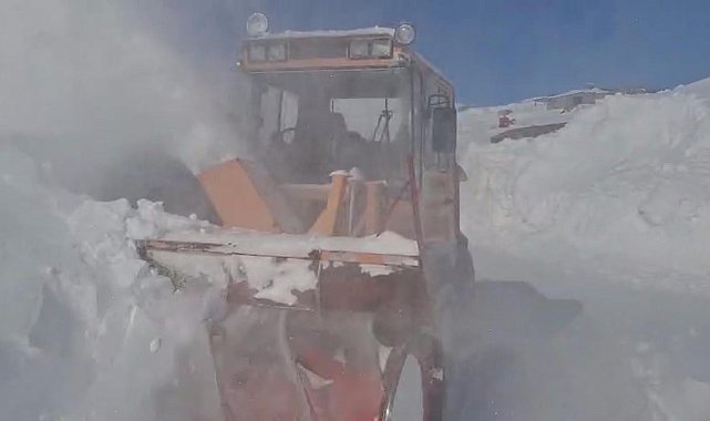 Kars'ta 3 metrelik karla ekiplerin zorlu mücadelesi
