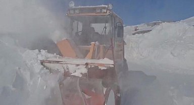 Kars'ta 3 metrelik karla ekiplerin zorlu mücadelesi