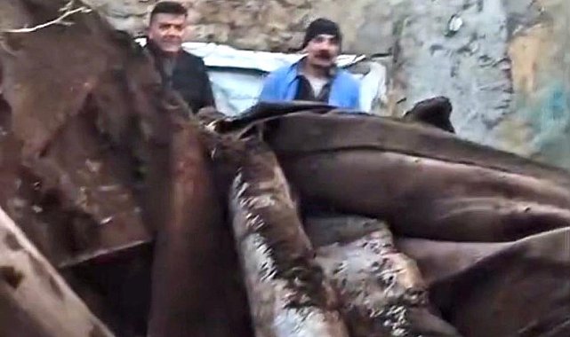 Kars'ta ahır çöktü, çoban son anda kurtuldu