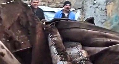 Kars'ta ahır çöktü, çoban son anda kurtuldu