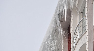 Kars'ta çatılardaki buz sarkıtları tehlike oluşturuyor