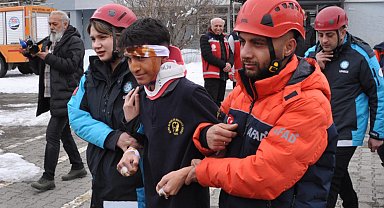 Kars'ta lise öğrencilerine deprem tatbikatı