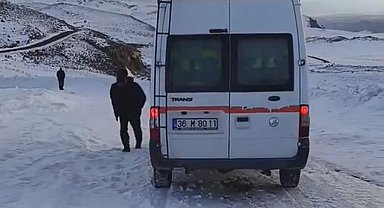 Kars'ta tipi nedeniyle 10 araç yolda mahsur kaldı