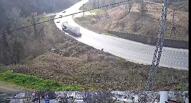 Karşı şeride geçen tanker, 2 otomobille çarpıştı; 3 yaralı