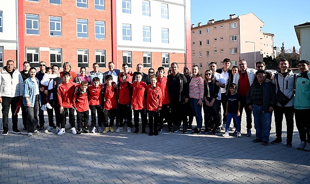 Katar'da mahsur kalan Türk sporcular, 26 saatlik yolculuğun ardından Kuşadası'na geldi