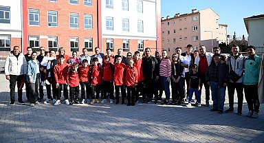 Katar'da mahsur kalan Türk sporcular, 26 saatlik yolculuğun ardından Kuşadası'na geldi