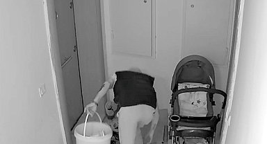 Katları tek tek dolaşıp, daire önlerindeki ayakkabıları çaldılar