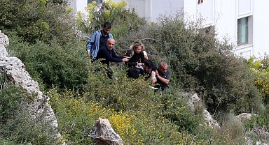 Kayalıktan düşen kadını sırtlarında taşıyıp, sağlık ekibine teslim ettiler