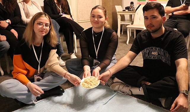 Kayseri'ye gelen Erasmus öğrencileri mantı açtı