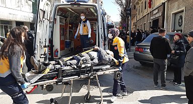 Kırmızı ışıkta duran araca çarpan otomobil, yayaların arasına daldı; 5 yaralı