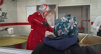 Kızılay Genel Başkanı Yılmaz, aşevinde yemek dağıttı