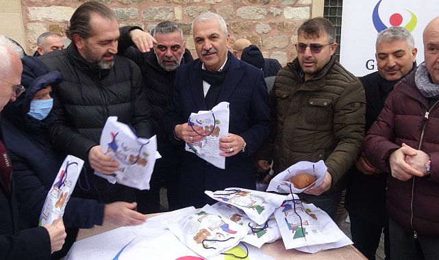 Kocaeli'de, arife gününe özel pişirilen bayram çöreği ikram edildi