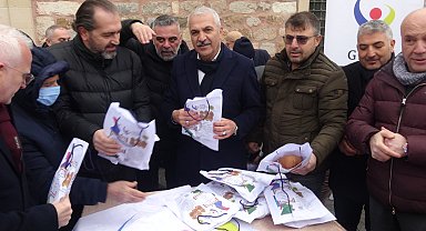 Kocaeli'de, arife gününe özel pişirilen bayram çöreği ikram edildi