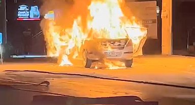 Kocaeli'de otomobil alev alev yandı