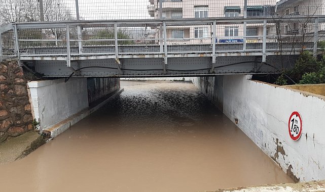 Kocaeli'de sağanak; alt geçit suyla oldu