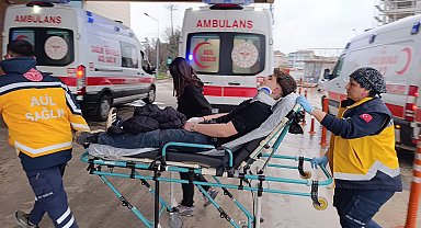 Kontrolden çıkan otomobil, istinat duvarına çarptı: 4 yaralı