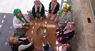 Köylü kadınların kooperatifi gelirlerini depremzede kadınlara bağışlıyor