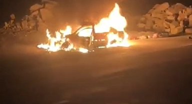 Kozan-Feke Karayolunda otomobil alev alev yandı