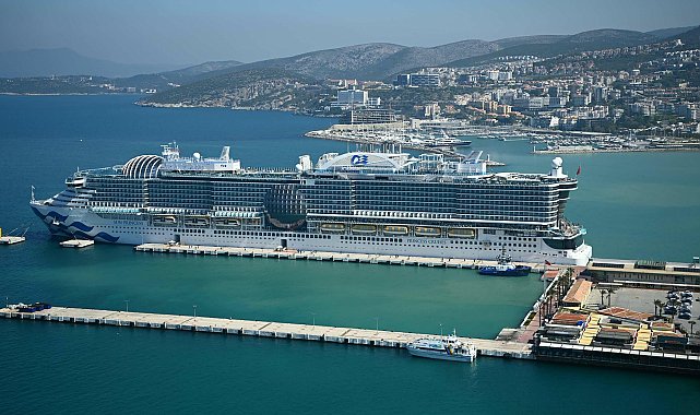 Kuşadası'na kruvaziyerle 4 bin 12 turist geldi