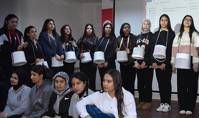 Liselilerden 'geri dönüşüm' orkestrası