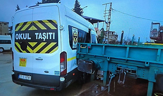 Lokomotifin okul servis minibüsüne çarptığı anlar kamera